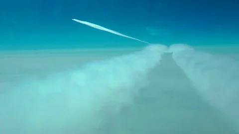 Vapor trail behind the plane Vidéo 69237320