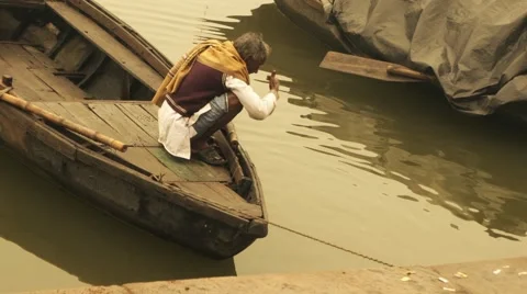 Varanasi, India, Ganges River, old man on boat Vídeo Stock 50376740