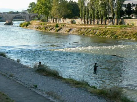 The Vardar River passing through the centre of Skopje in Macedonia 库存照片