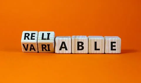 Variable or reliable symbol. Turned wooden cubes and changed the word variabl Foto stock