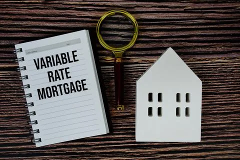 Variable Rate Mortgage text on paper notebook with white house model and ma.. Fotos de archivo