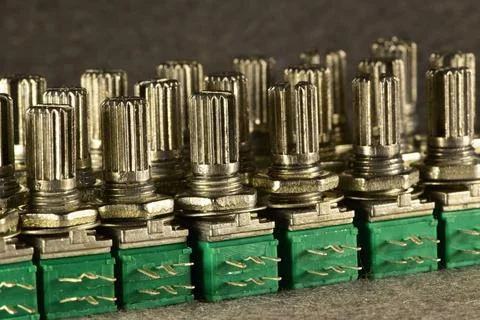 Variable single-turn carbon twin resistors in a row of twos on a desktop. Rea Fotos de archivo