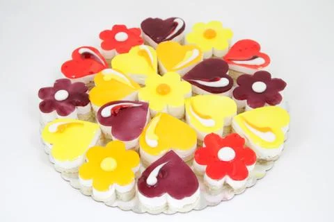 Variations of small cakes with with different stuffing. Party platter Foto stock