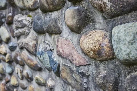 Varied Stone Wall Close-Up with Rust-Colored Boulder Foto stock