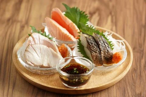 Varieties of grilled fish set fire to at least three fish cooked over a small Foto stock