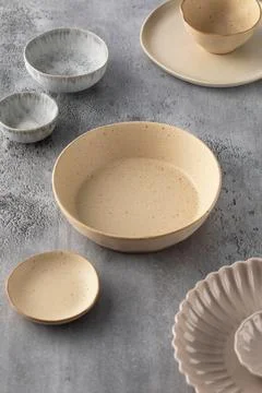 A variety of ceramic empty plates and bowls on the table. Kitchen, menu. Foto stock
