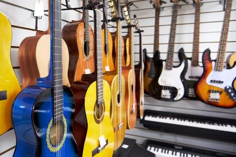 Various acoustic six-string guitars in a music store Foto stock