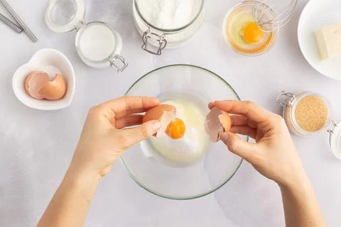 Various baking ingredients - flour, eggs, sugar, butter and kitchen utensils on Foto stock