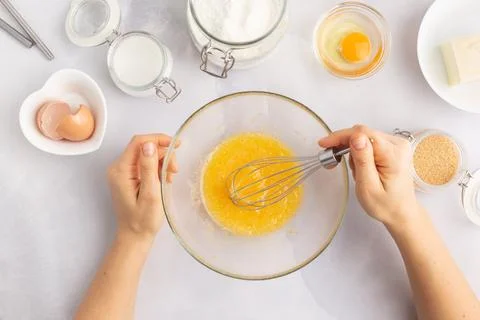 Various baking ingredients - flour, eggs, sugar, butter and kitchen utensils on Foto stock