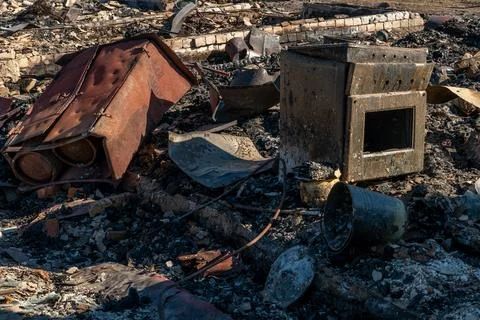 Various burnt things after the fire are scattered on the ground. A destroyed  Foto stock
