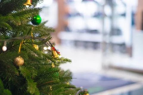 Various Christmas decorations on the tree, decorations Foto stock