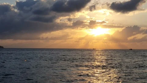 Various cloud shapes in the sky near sunrise Vidéo 336644124