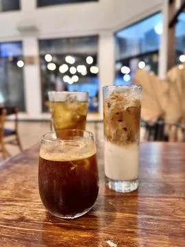 Various coffee drinks served 库存照片
