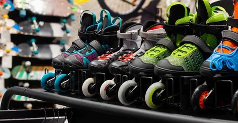 Various colored roller skates standing on store shelf. Foto stock