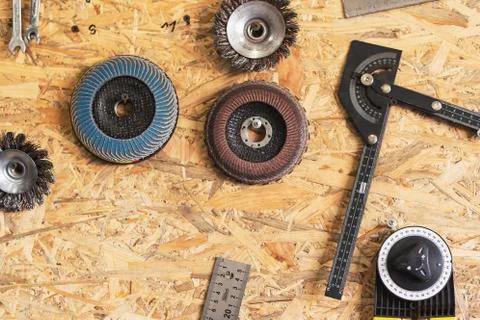Various construction tools are hanging on the osb board Foto stock
