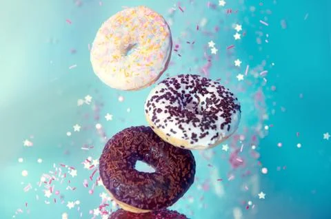 Various decorated doughnuts in motion falling Sweet and colourful donuts Stock-Fotos
