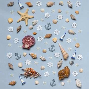 Various decorative nautical items, seashells, sea stars and miniature toys on Foto stock
