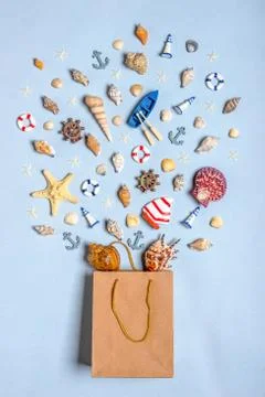 Various decorative nautical items, seashells, sea stars and miniature toys fl Foto stock