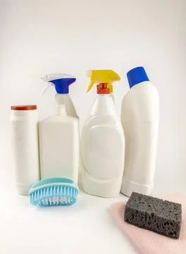 Various detergents. A set of different white plastic bottles and a cleaning 库存照片
