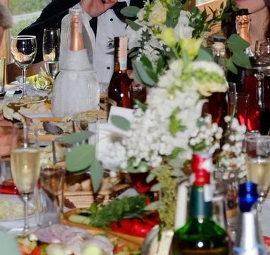 Various drinks on the table in honor of the holiday, bottles of food are visible Foto stock