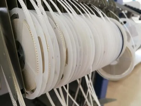 Various electronic component reels loaded in feeders of Pick and Place machin Foto stock