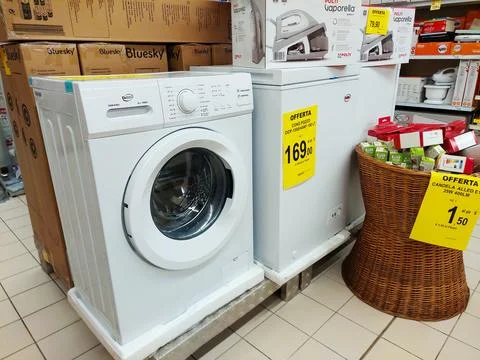 Various electronics and washing machine in a Supermarket Foto stock