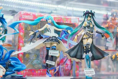 Various figures of characters from the anime One Piece stand behind the glass Stockfoto's