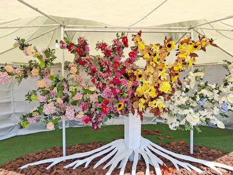 Various flowers in the shape of a tree Fotos de archivo