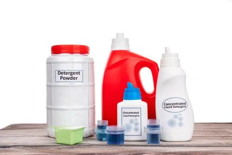 Various format of powder and liquid laundry detergent on wooden surface Foto stock