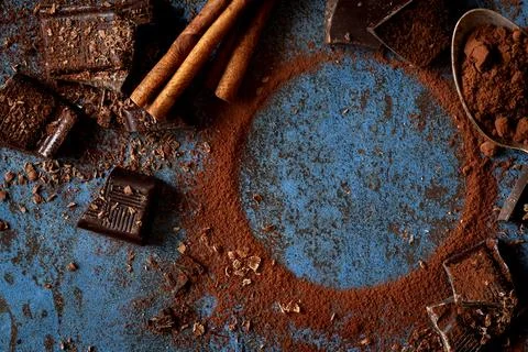 Various forms of dark chocolate - pieces, cocoa powder and grated - against d Foto stock