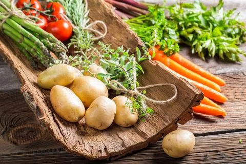 Various fresh vegetables on bark Foto stock