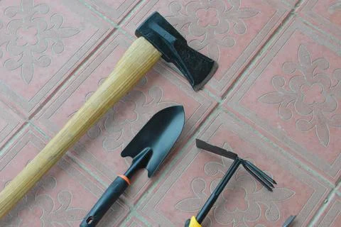 Various garden tools for caring for a vegetable garden in the village Fotos de archivo