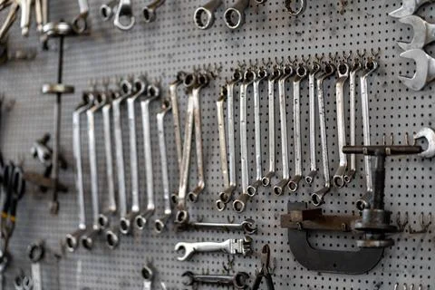 Various hand tools organized on pegboard in workshop Foto stock