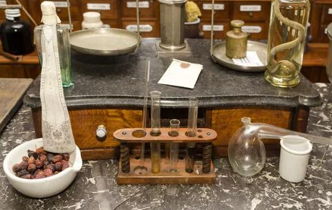 Various instruments for weighing and preparing medicines on the table Foto stock