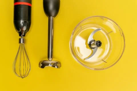 Various kitchen tools arranged neatly for culinary preparation Stock-Fotos