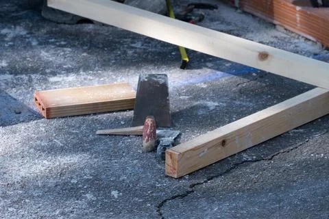 Various masonry and brickwork tools being used on a construction site Foto stock