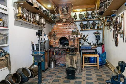 Various metal objects knives, scissors, tableware souvenirs inside blacksmith Foto stock