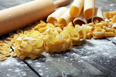 Various mix of pasta on grey rustic background. Diet and food concept. Foto stock
