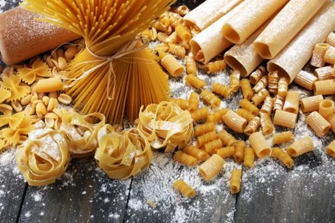 Various mix of pasta on grey rustic background. Diet and food concept. Foto stock