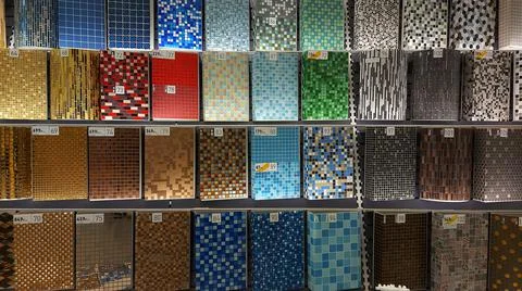 Various multicolored ceramic tiles in a hardware store Foto stock