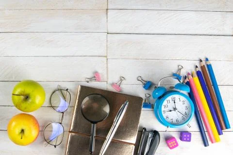 Various office stationery, notepad, clock, pencils, ooh, glasses, pen and two Foto stock
