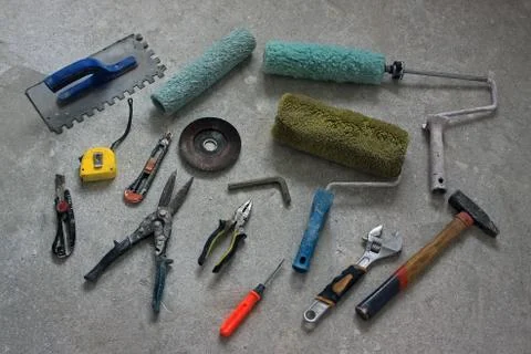 Various old tools work on a dirty floor Foto stock