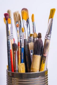Various paintbrushes collected in a can for use in art projects and creativ.. Foto stock