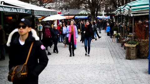 Various people walking during winter day in Viktualienmarkt. Stock Footage 152698366
