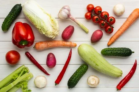 Various raw vegetables on a gray background. knolling Foto stock