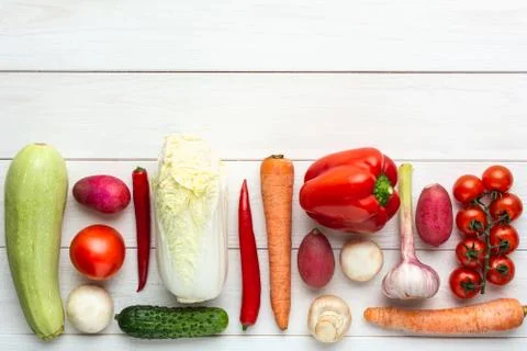 Various raw vegetables whith copy space. Knolling. Zucchini, cucumber, chili  Foto stock