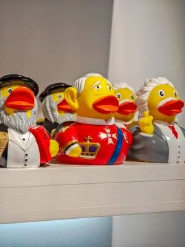 Various rubber ducks, close-up plastic bath ducks with Mona Lisa look 스톡 사진