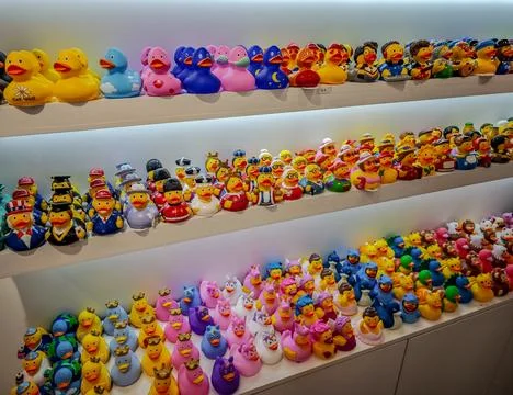 Various rubber ducks, close-up plastic bath ducks with Mona Lisa look 스톡 사진