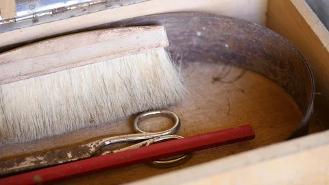 Various rusty tools in wooden box 動画素材 88918583