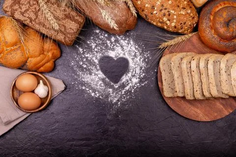 Various of rye bread on a dark background. Copy space. Love cooking. Foto stock